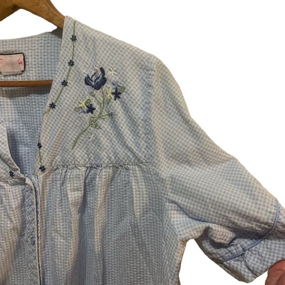 Vintage housecoat nightgown Granada blue checked w floral embroidery pearl snaps - Picture 4 of 8